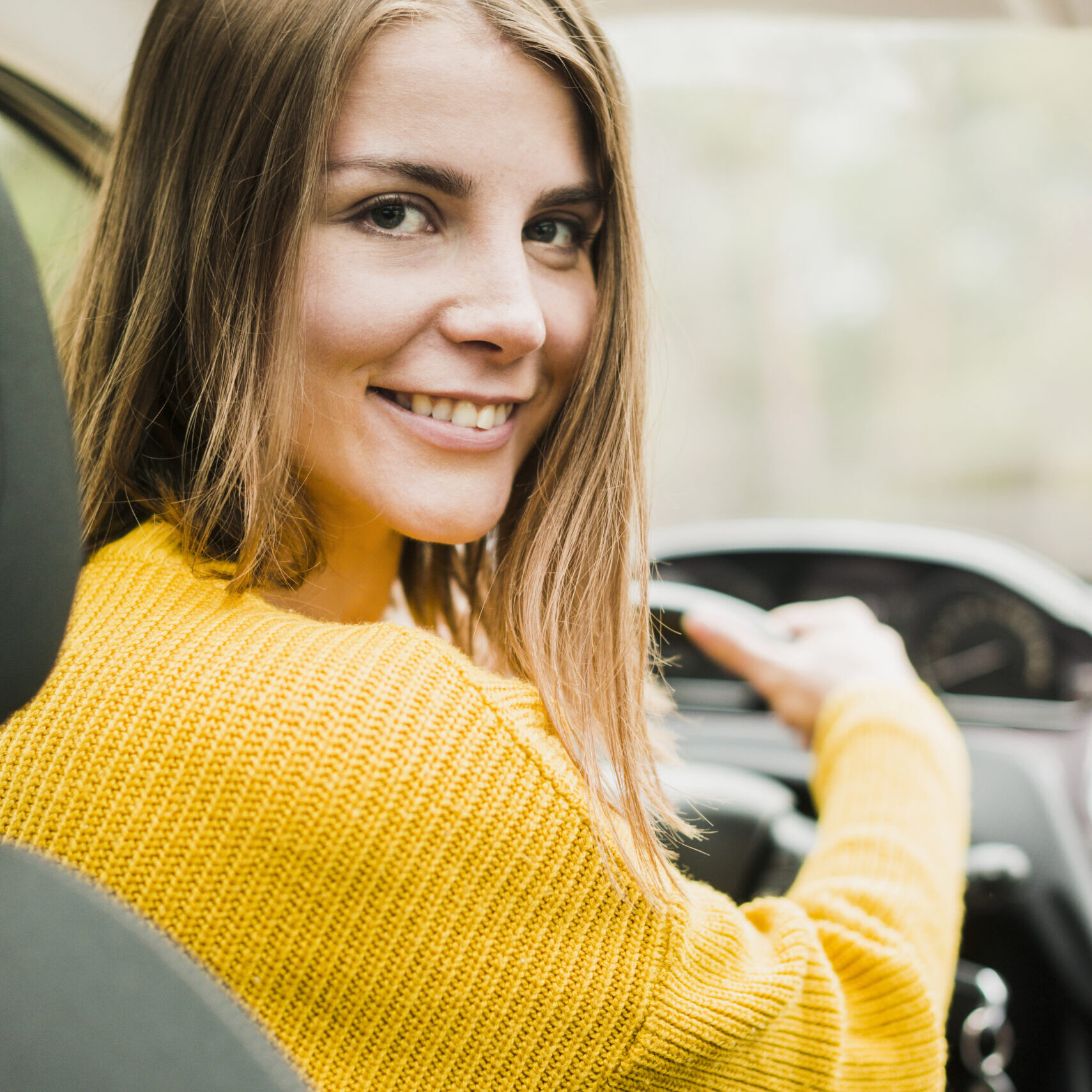 traveling-woman-car-trip